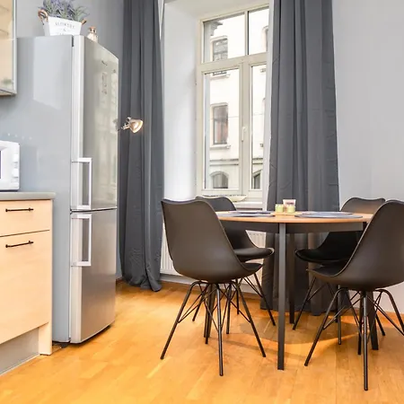 公寓 Spacious 2br For 8 Guests, Quite Centre, Art Nouveau Area *