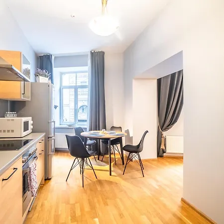 Spacious 2br For 8 Guests, Quite Centre, Art Nouveau Area