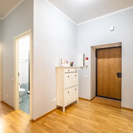 Apartment Spacious 2br For 8 Guests, Quite Centre, Art Nouveau Area