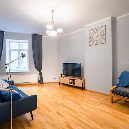 Apartment Spacious 2br For 8 Guests, Quite Centre, Art Nouveau Area *