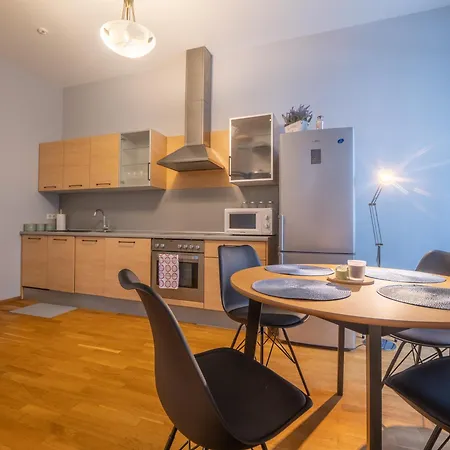Spacious 2br For 8 Guests, Quite Centre, Art Nouveau Area アパート