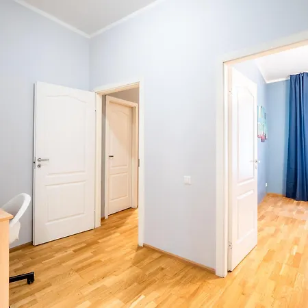 Apartment Spacious 2br For 8 Guests, Quite Centre, Art Nouveau Area