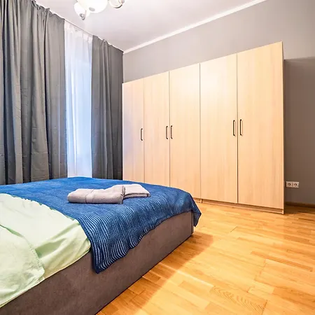 Spacious 2br For 8 Guests, Quite Centre, Art Nouveau Area