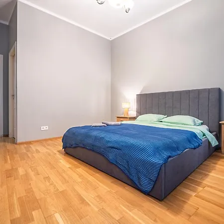 Apartment Spacious 2br For 8 Guests, Quite Centre, Art Nouveau Area