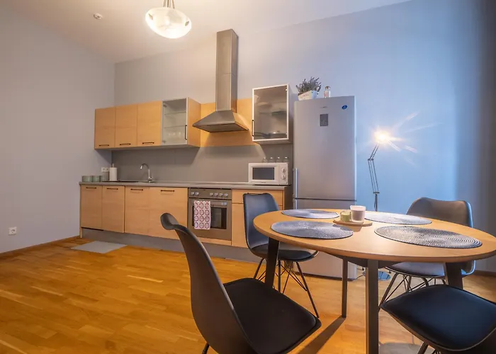 Spacious 2br For 8 Guests, Quite Centre, Art Nouveau Area Διαμέρισμα